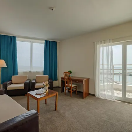 Отель Berlin Golden 4*